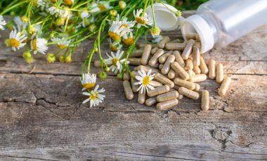 Alternatif tıp ve kozmetik ürünleri için papatya çayı. Seçici odaklanma. Doğa.