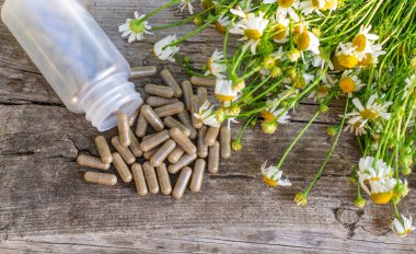 Alternatif tıp ve kozmetik ürünleri için papatya çayı. Seçici odaklanma. Doğa.