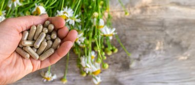 Alternatif tıp ve kozmetik ürünleri için papatya çayı. Seçici odaklanma. Doğa.