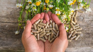 Alternatif tıp ve kozmetik ürünleri için papatya çayı. Seçici odaklanma. Doğa.