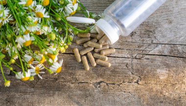 Alternatif tıp ve kozmetik ürünleri için papatya çayı. Seçici odaklanma. Doğa.