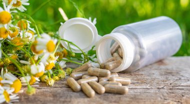 Alternatif tıp ve kozmetik ürünleri için papatya çayı. Seçici odaklanma. Doğa.