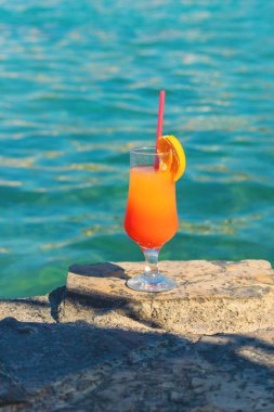Deniz arka planında kokteyl. Seçici odaklanma. yaz.