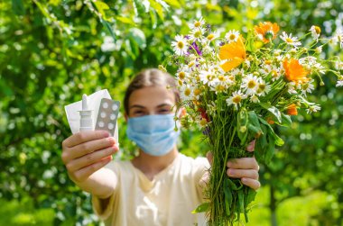 Bir çocukta çiçeklere alerji. Seçici odaklanma. Doğa.