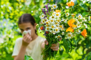 Bir çocukta çiçeklere alerji. Seçici odaklanma. Doğa.