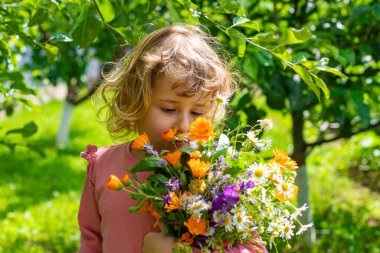 Bir çocukta çiçeklere alerji. Seçici odaklanma. Doğa.