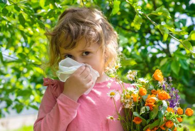 Bir çocukta çiçeklere alerji. Seçici odaklanma. Doğa.