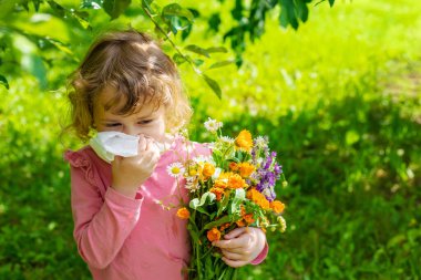 Bir çocukta çiçeklere alerji. Seçici odaklanma. Doğa.