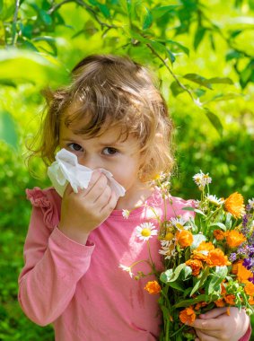 Bir çocukta çiçeklere alerji. Seçici odaklanma. Doğa.