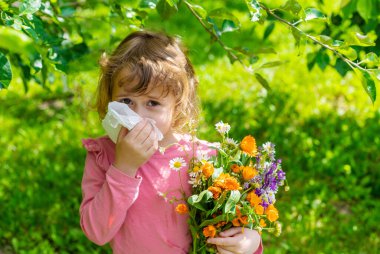 Bir çocukta çiçeklere alerji. Seçici odaklanma. Doğa.