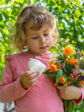 Bir çocukta çiçeklere alerji. Seçici odaklanma. Doğa.