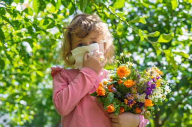 Bir çocukta çiçeklere alerji. Seçici odaklanma. Doğa.