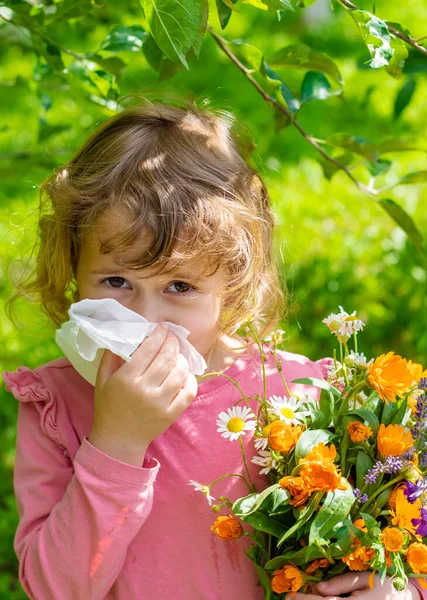 Bir çocukta çiçeklere alerji. Seçici odaklanma. Doğa.