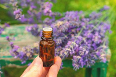 Lavanta yağı ve takviyeler. Seçici odaklanma. Doğa.