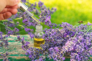 Lavanta yağı ve takviyeler. Seçici odaklanma. Doğa.