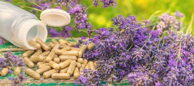 Lavanta yağı ve takviyeler. Seçici odaklanma. Doğa.