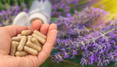 Lavanta yağı ve takviyeler. Seçici odaklanma. Doğa.