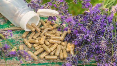 Lavanta yağı ve takviyeler. Seçici odaklanma. Doğa.