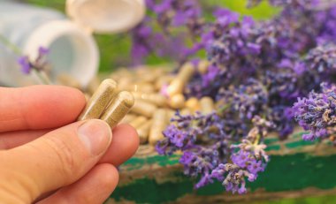 Lavanta yağı ve takviyeler. Seçici odaklanma. Doğa.