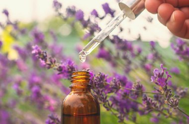 Lavanta yağı ve takviyeler. Seçici odaklanma. Doğa.