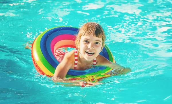 Un Enfant Nage Dans Une Piscine Avec Un Gilet De Sauvetage Concentration Selective Nature Ceinture Joyeux Stock Photo Un Enfant Nage Dans Une Piscine Avec Un Gilet De Sauvetage Concentration Selective Nature Ceinture Joyeux Stock Photo