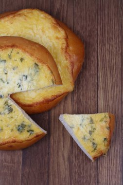 Eritilmiş peynir, otlar ve soğan ekmek