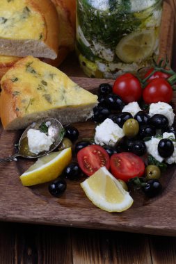 Eritilmiş peynir ve beyaz peynir, domates, zeytin, salata ile pasta