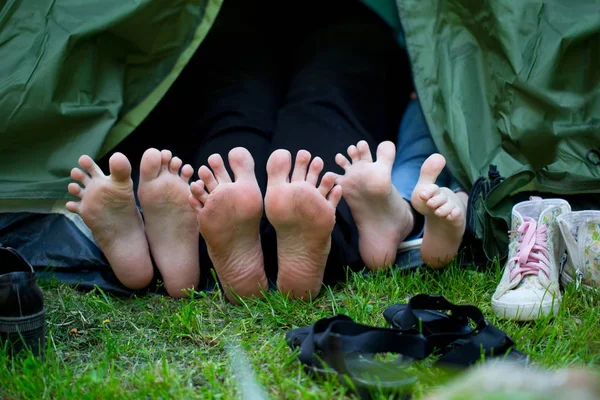 Beine Ragen Aus Dem Zelt — Stockfoto