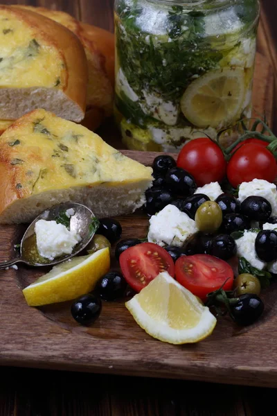 Eritilmiş peynir ve beyaz peynir, domates, zeytin, salata ile pasta