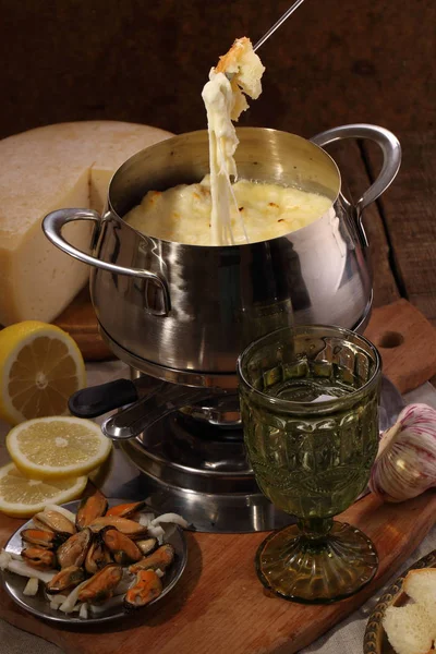 Fondue Com Queijo Bolachas Frutos Mar — Fotografia de Stock