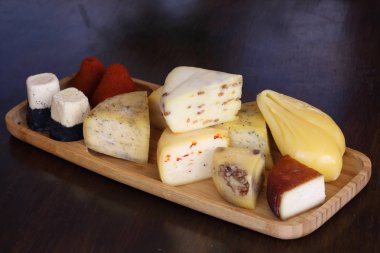 Ahşap bir masa üzerinde peynir tabağı