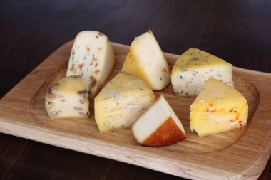 Ahşap bir masa üzerinde çeşitli kachotta