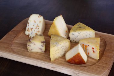 Ahşap bir masa üzerinde çeşitli kachotta