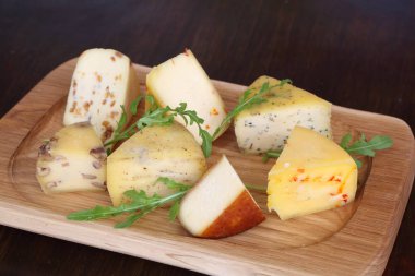 Ahşap bir masa üzerinde çeşitli kachotta