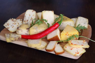 Acı biber ve ahşap bir masa üzerinde otlar ile çeşitli chicotte