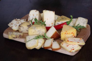 Ahşap bir masa üzerinde çeşitli kachotta