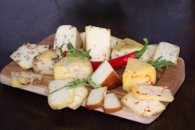 Acı biber ve ahşap bir masa üzerinde otlar ile çeşitli chicotte