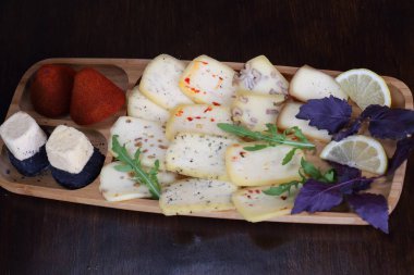 Ahşap bir masa üzerinde çeşitli kachotta