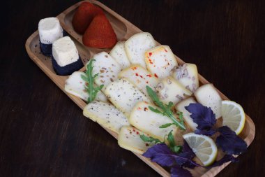 Ahşap bir masa üzerinde çeşitli kachotta