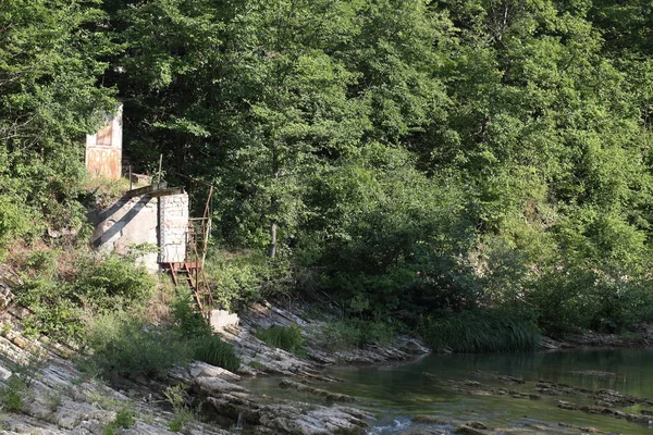 Ποταμός Του Βουνού Κρύο Ποτάμι Βουνό Ένα Πετρώδη Βυθό — Φωτογραφία Αρχείου