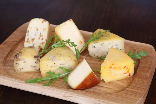 Ahşap bir masa üzerinde çeşitli kachotta