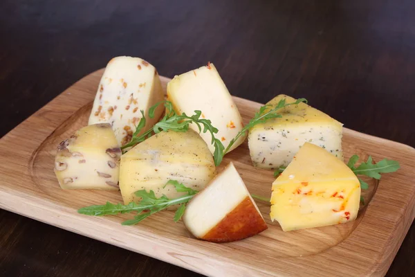 Ahşap bir masa üzerinde çeşitli kachotta