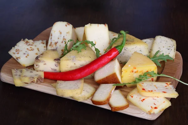 Acı biber ve ahşap bir masa üzerinde otlar ile çeşitli chicotte