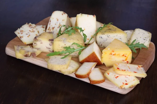 Ahşap bir masa üzerinde çeşitli kachotta