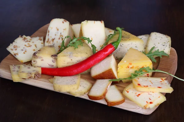 Válogatott Vizilóbőrből Csípős Paprika Gyógynövények Egy Fából Készült Asztal — Stock Fotó