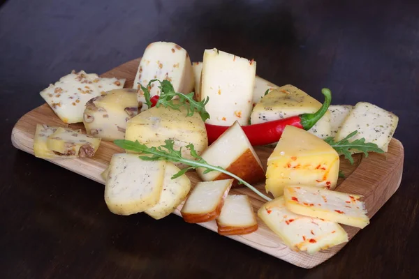 Ahşap bir masa üzerinde çeşitli kachotta