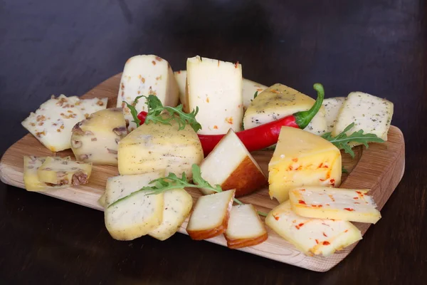 Acı biber ve ahşap bir masa üzerinde otlar ile çeşitli chicotte