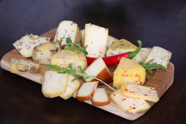 Acı biber ve ahşap bir masa üzerinde otlar ile çeşitli chicotte