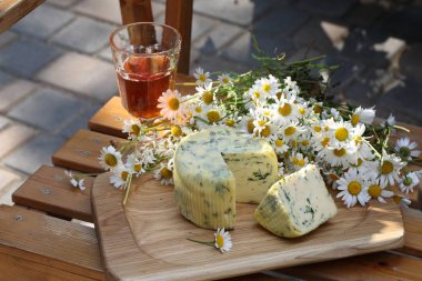 Suluguni peynir dereotu ve bir kadeh kırmızı şarap ile