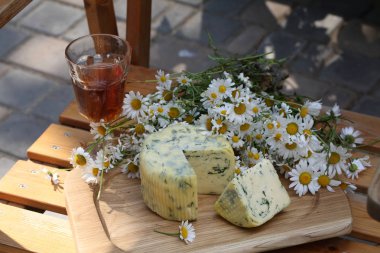 Suluguni peynir dereotu ve bir kadeh kırmızı şarap ile
